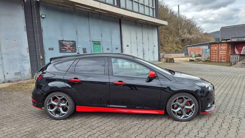 Gebraucht Ford Focus ST 250 PS (183 kW) 2015 Schwarz Limousine