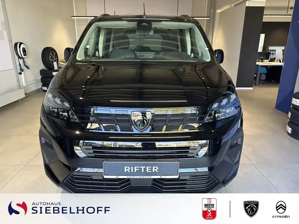 Neu Peugeot Rifter Allure 102 PS (75 kW) 2026 Perla nera schwarz Van / Kleinbus