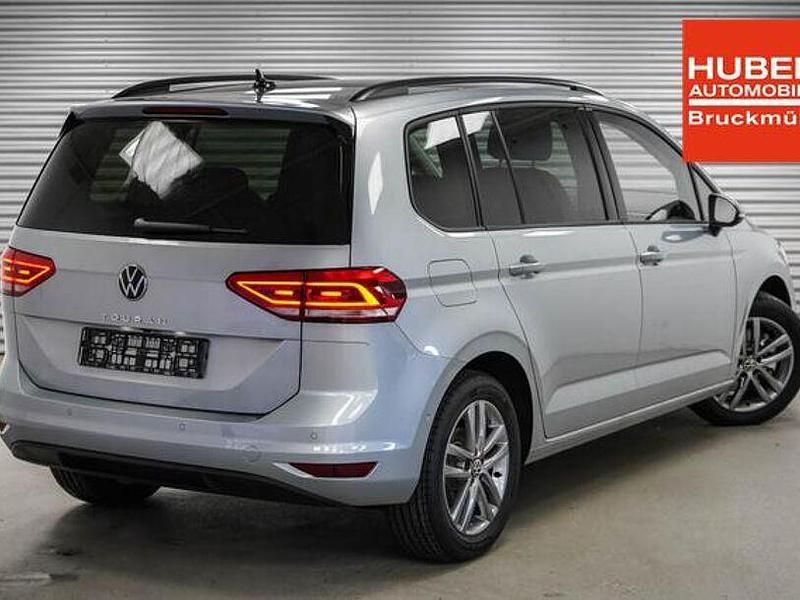 Neu VW Touran 150 PS (110 kW) 2025 Oyster silber metallic (f0) Van / Kleinbus