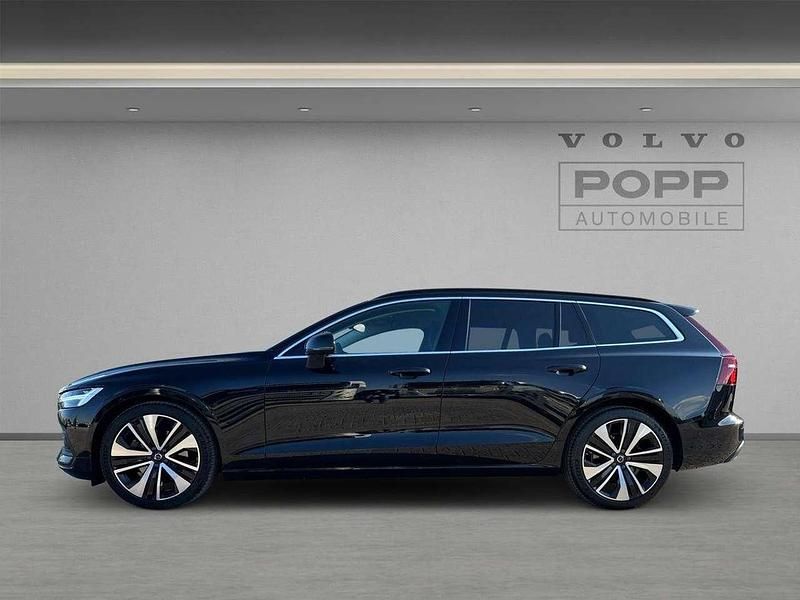 Gebraucht Volvo V60 Core 197 PS (144 kW) 2024 Onyx black / metallic Kombi