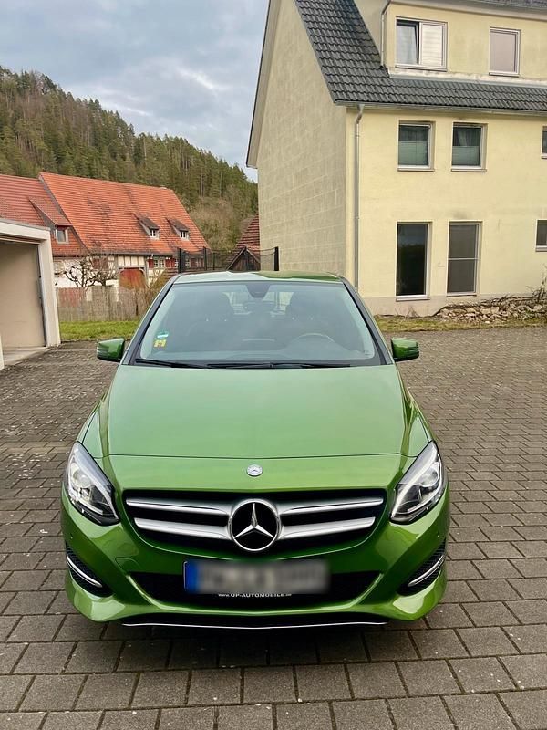 Grün Gebraucht 2011 Mercedes B180 Van / Kleinbus | 13.000 € - Bild 1/4