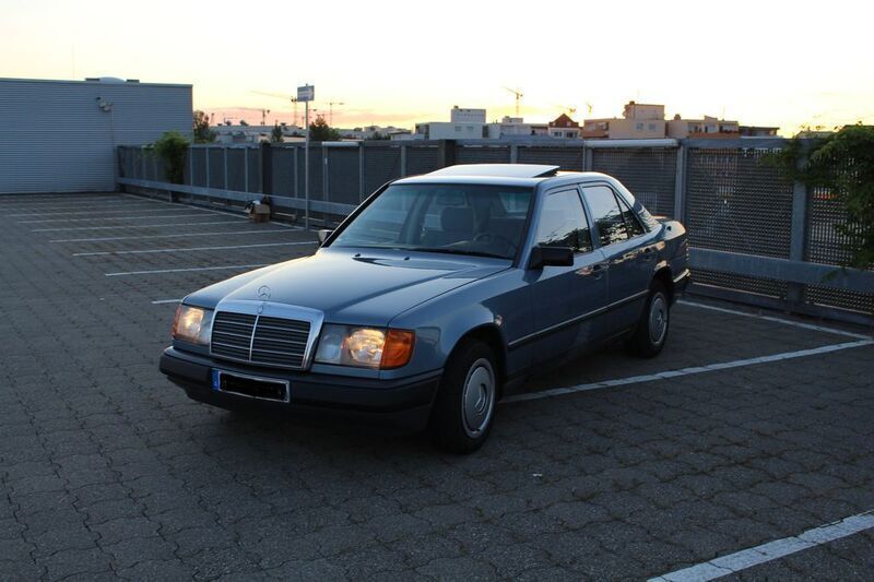 Blau Gebraucht 1988 Mercedes 200 Limousine | 6.900 € - Bild 1/4