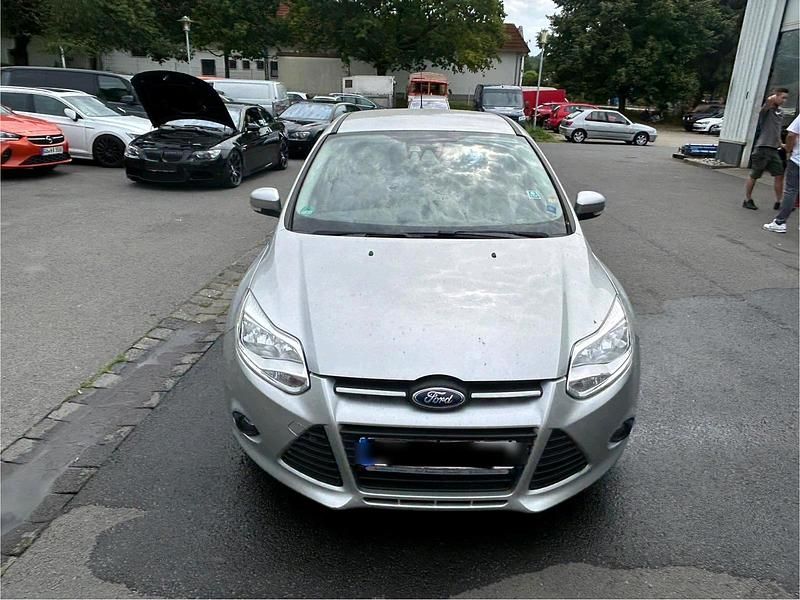 Silber Gebraucht 2012 Ford Focus Limousine | 1.700 € (Superpreis) - Bild 1/4