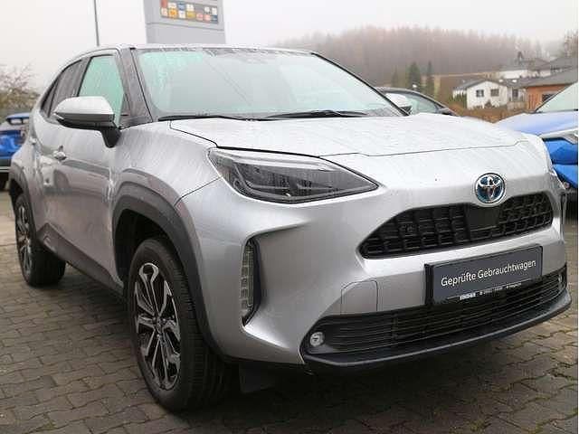 Gebraucht Toyota Yaris Hybrid Team 116 PS (85 kW) 2022 Silver metallic (metallic) SUV