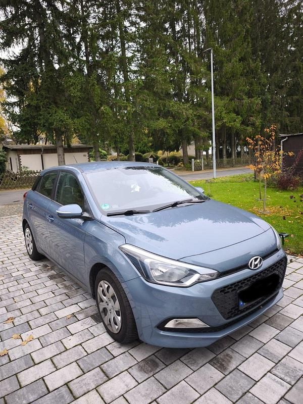 Blau Gebraucht 2016 Hyundai i20 Classic Kleinwagen | 7.500 € (Fairer Preis) - Bild 1/4