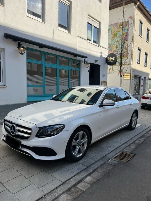 Weiß Gebraucht 2018 Mercedes E220 Limousine | 22.500 € (Guter Preis) - Bild 1/4