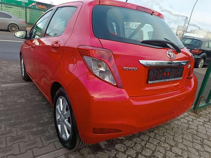 Gebraucht Toyota Yaris Cool 69 PS (50 kW) 2013 Super red 5 Kleinwagen