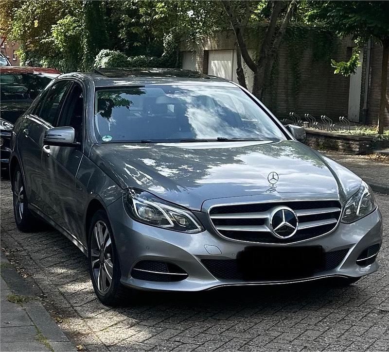 Grau Gebraucht 2015 Mercedes E350 Limousine | 13.900 € (Superpreis) - Bild 1/4