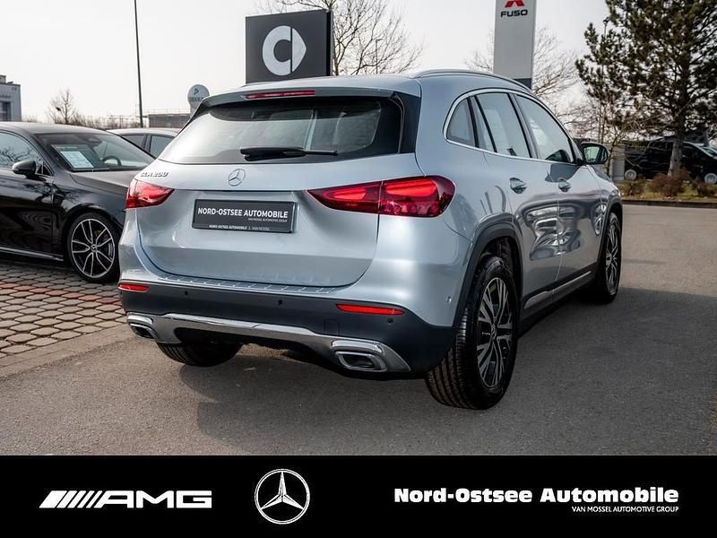 Gebraucht Mercedes GLA200 Progressive 163 PS (119 kW) 2025 Metalliclack hightechsilber SUV