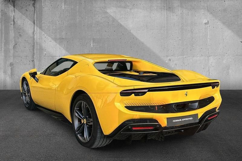 Gebraucht Ferrari 296 829 PS (609 kW) 2024 Giallo modena ds Coupé