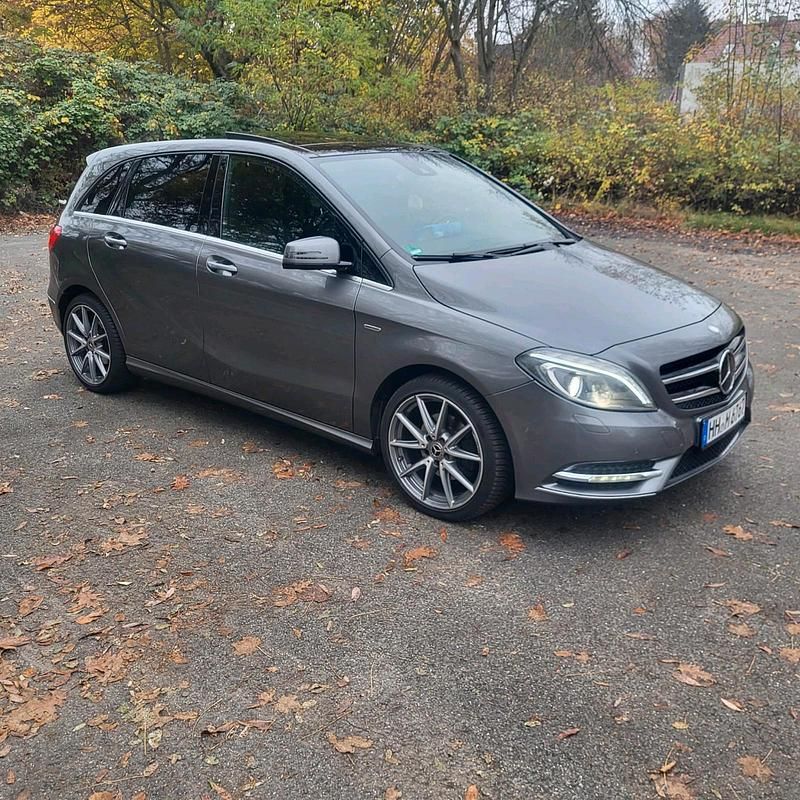 Grau Gebraucht 2012 Mercedes B200 Van / Kleinbus | 10.900 € (Etwas zu teuer) - Bild 1/4