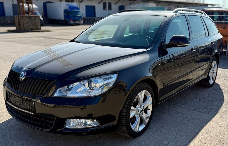 Schwarz Gebraucht 2012 Skoda Octavia Elegance Kombi | 7.290 € (Guter Preis) - Bild 1/4