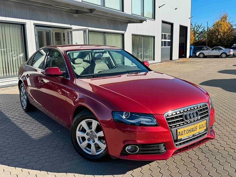 Gebraucht Audi A4 Ambiente 160 PS (117 kW) 2011 Rot Limousine