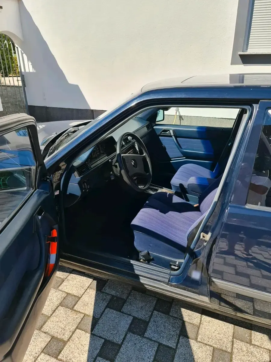 Gebraucht Mercedes E230 136 PS (100 kW) 1986 Blau Limousine