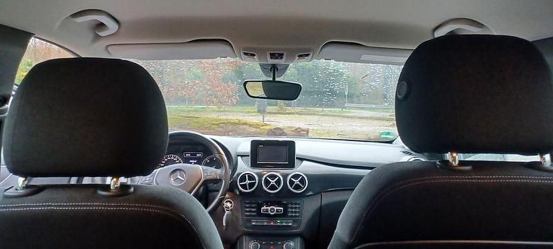 Gebraucht Mercedes B180 109 PS (80 kW) 2012 Silber Van / Kleinbus