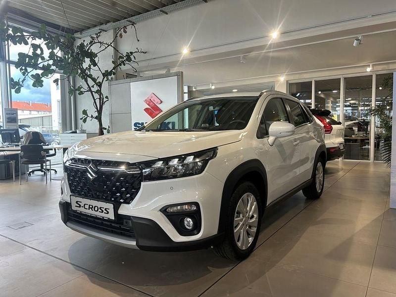 Weiß Neu 2025 Suzuki SX4 S-Cross Comfort SUV | 27.900 € (Etwas zu teuer) - Bild 1/4