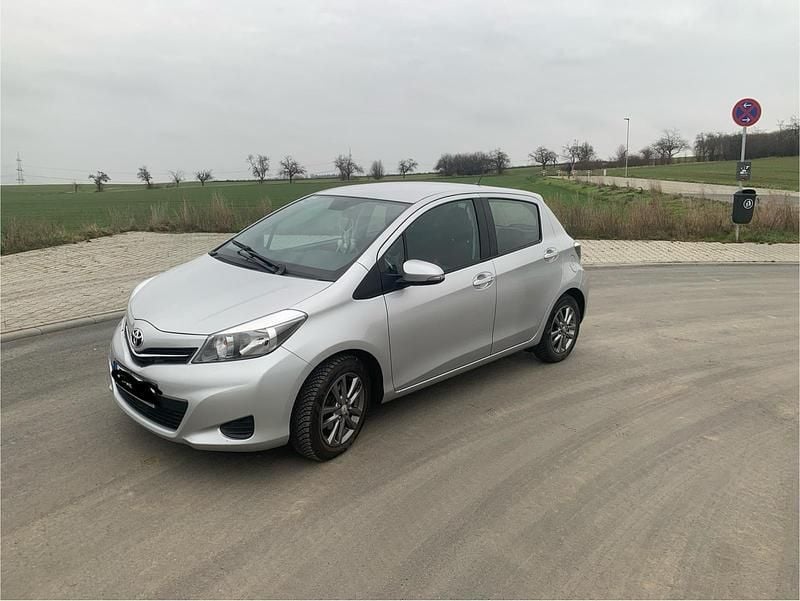 Silber Gebraucht 2014 Toyota Yaris Kleinwagen | 7.650 € (Guter Preis) - Bild 1/4