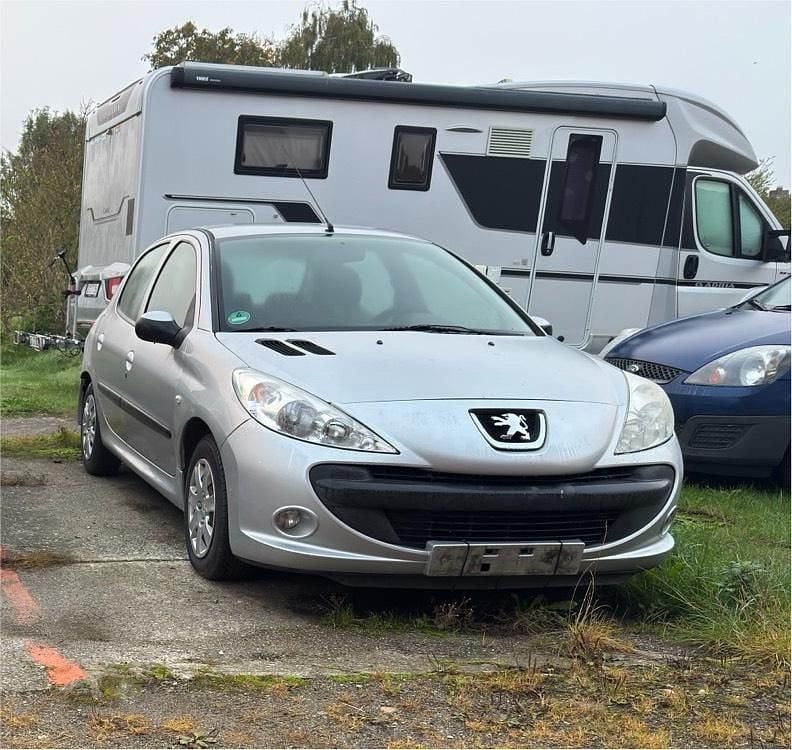 Silber Gebraucht 2010 Peugeot 206+ Kleinwagen | 600 € - Bild 1/1