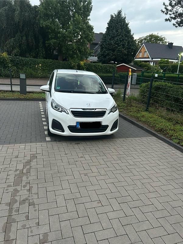 Weiß Gebraucht 2015 Peugeot 108 Kleinwagen | 5.200 € (Fairer Preis) - Bild 1/4