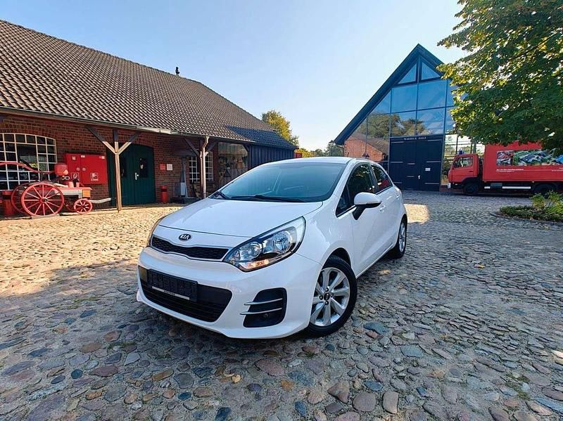 Clear white Gebraucht 2015 Kia Rio DREAM-TEAM Edition Kleinwagen | 6.999 € (Fairer Preis) - Bild 1/4