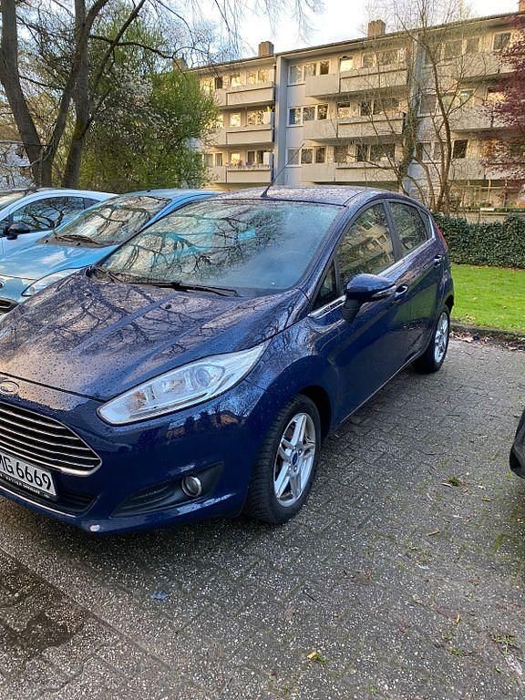 Gebraucht Ford Fiesta Titanium 101 PS (74 kW) 2014 Blau Kleinwagen