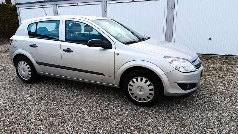 Gebraucht Opel Astra Selection 116 PS (85 kW) 2009 Argon silber/ice silver (m2) Kleinwagen