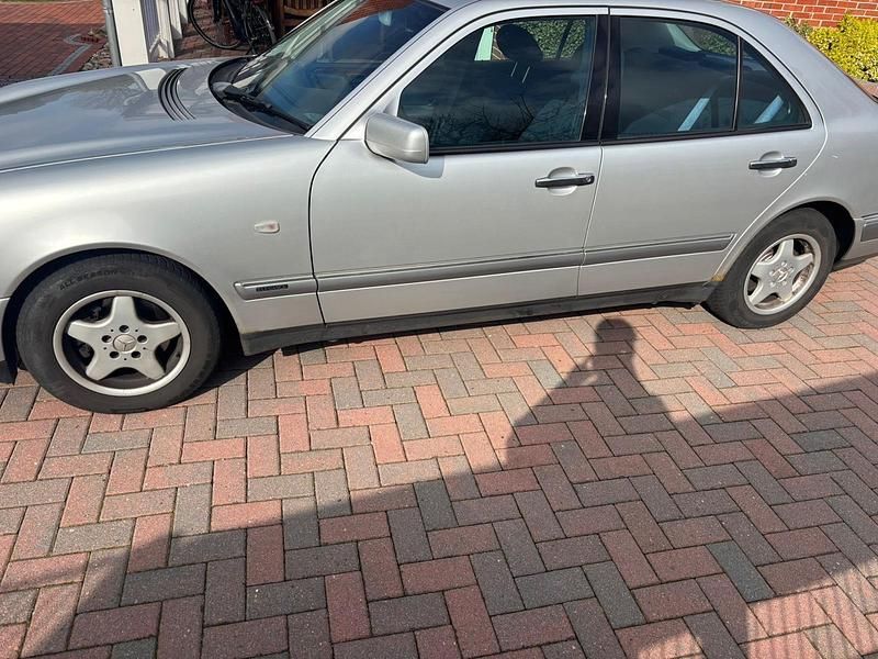 Gebraucht Mercedes E200 136 PS (100 kW) 1998 Silber Limousine