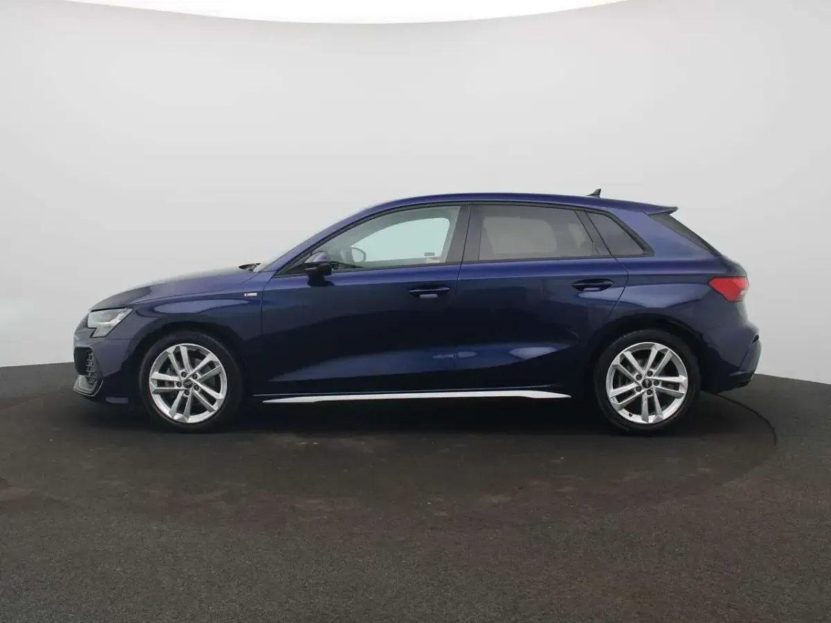 Usado Audi A3 S-Line 150 HP (110 kW) 2025 Azul Sedan