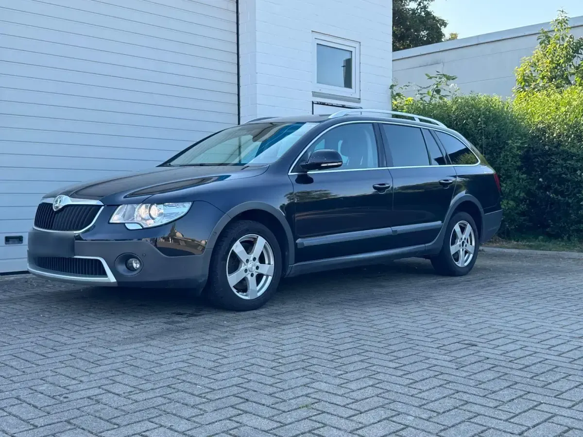 Gebraucht Skoda Superb 140 PS (102 kW) 2012 Schwarz Kombi