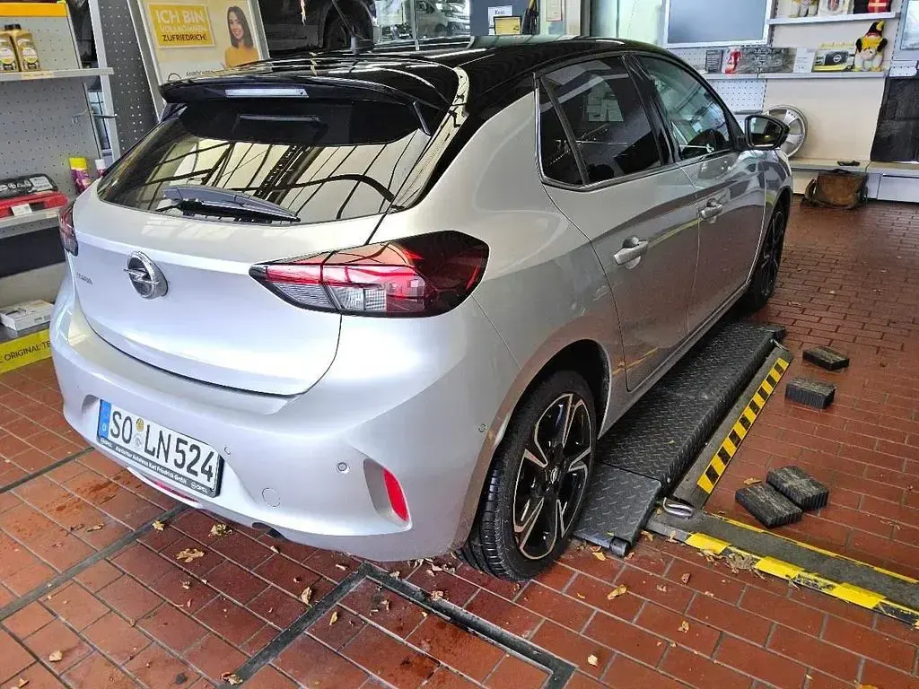 Gebraucht Opel Corsa Elegance 101 PS (74 kW) 2022 Kristallsilber Kleinwagen