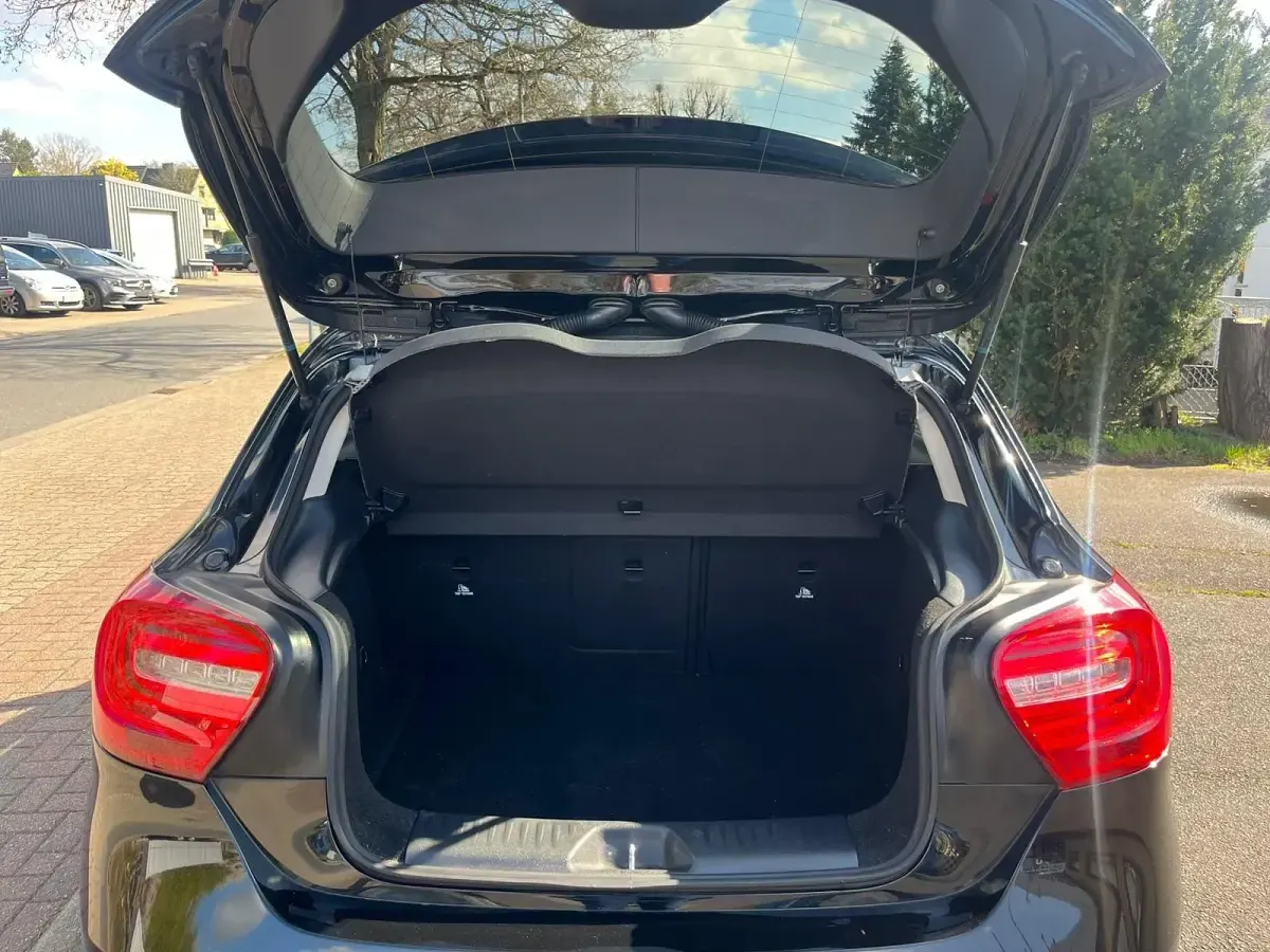 Gebraucht Mercedes A180 122 PS (89 kW) 2013 Schwarz Limousine