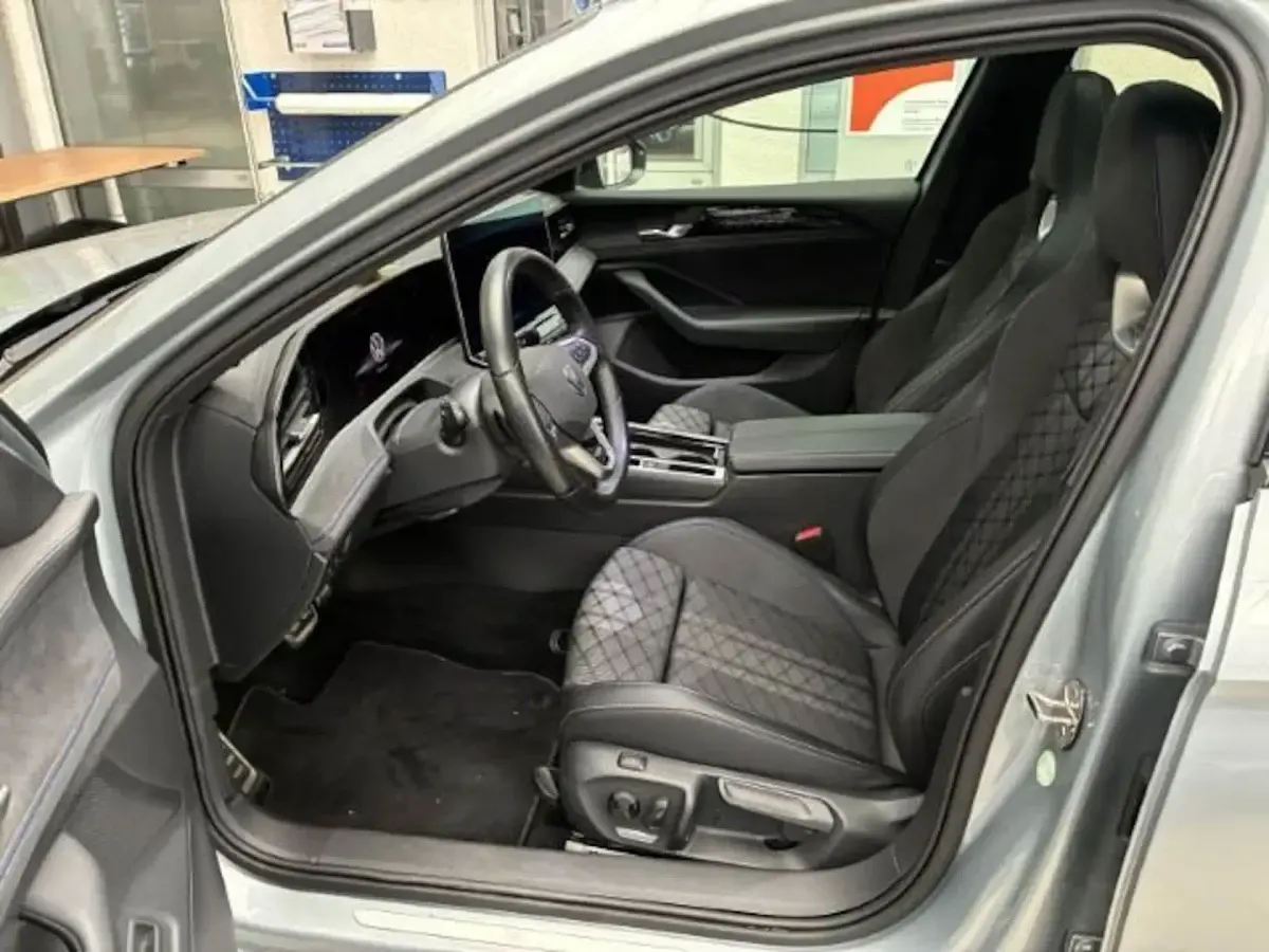 Gebraucht VW Passat R-line 193 PS (141 kW) 2024 Oyster silver metallic Kombi