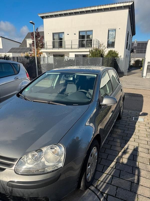 Grau Gebraucht 2005 VW Golf IV Kleinwagen | 2.600 € (Etwas zu teuer) - Bild 1/4