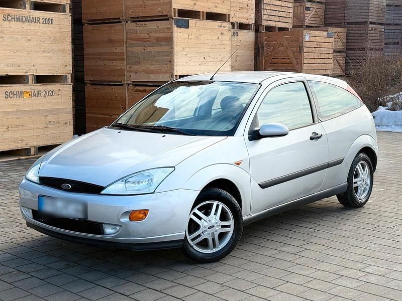 Grau Gebraucht 2001 Ford Focus Kleinwagen | 850 € (Guter Preis) - Bild 1/4