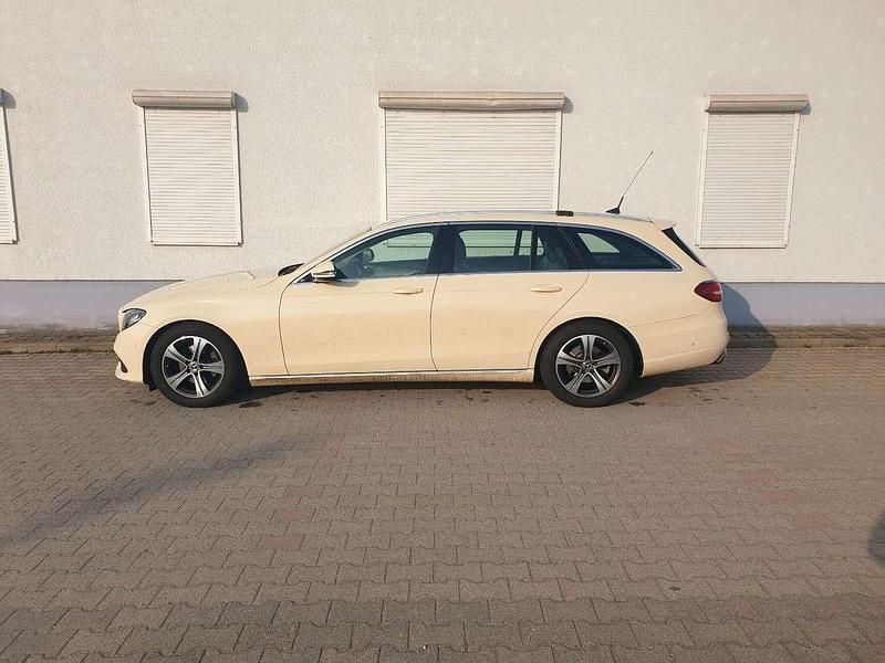 Gebraucht Mercedes E200 150 PS (110 kW) 2018 Hellelfenbein  unilack Kombi