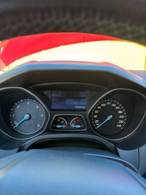 Używany Ford Focus Titanium 105 KM (77 kW) 2014 Czerwony Sedan/Limuzyna