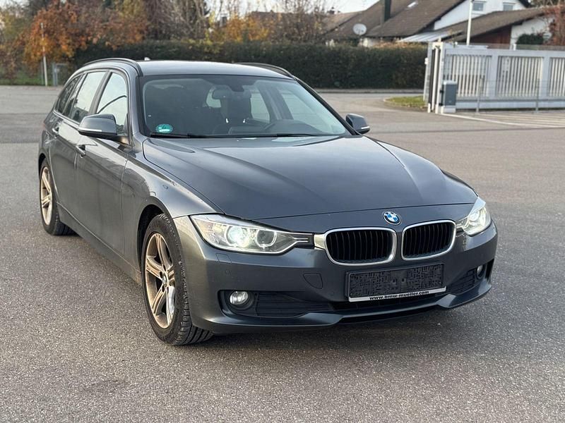 Grau Gebraucht 2013 BMW 320 Comfort Edition Kombi | 11.790 € (Fairer Preis) - Bild 1/4