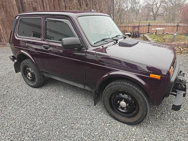 Second-hand Lada niva 83 CP (61 kW) 2021 Roșu SUV