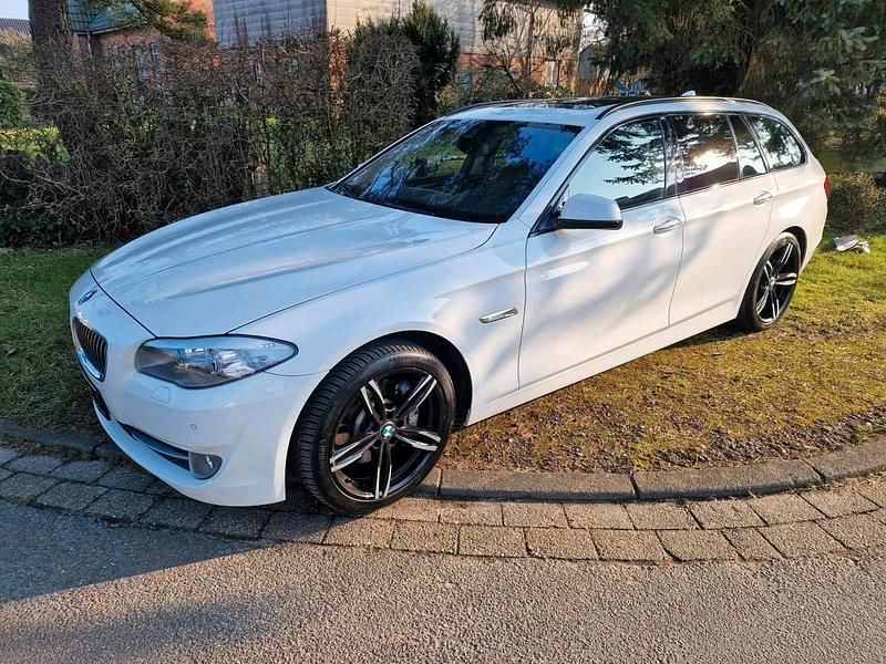 Weiß Gebraucht 2012 BMW 525 Kombi | 10.950 € (Fairer Preis) - Bild 1/4