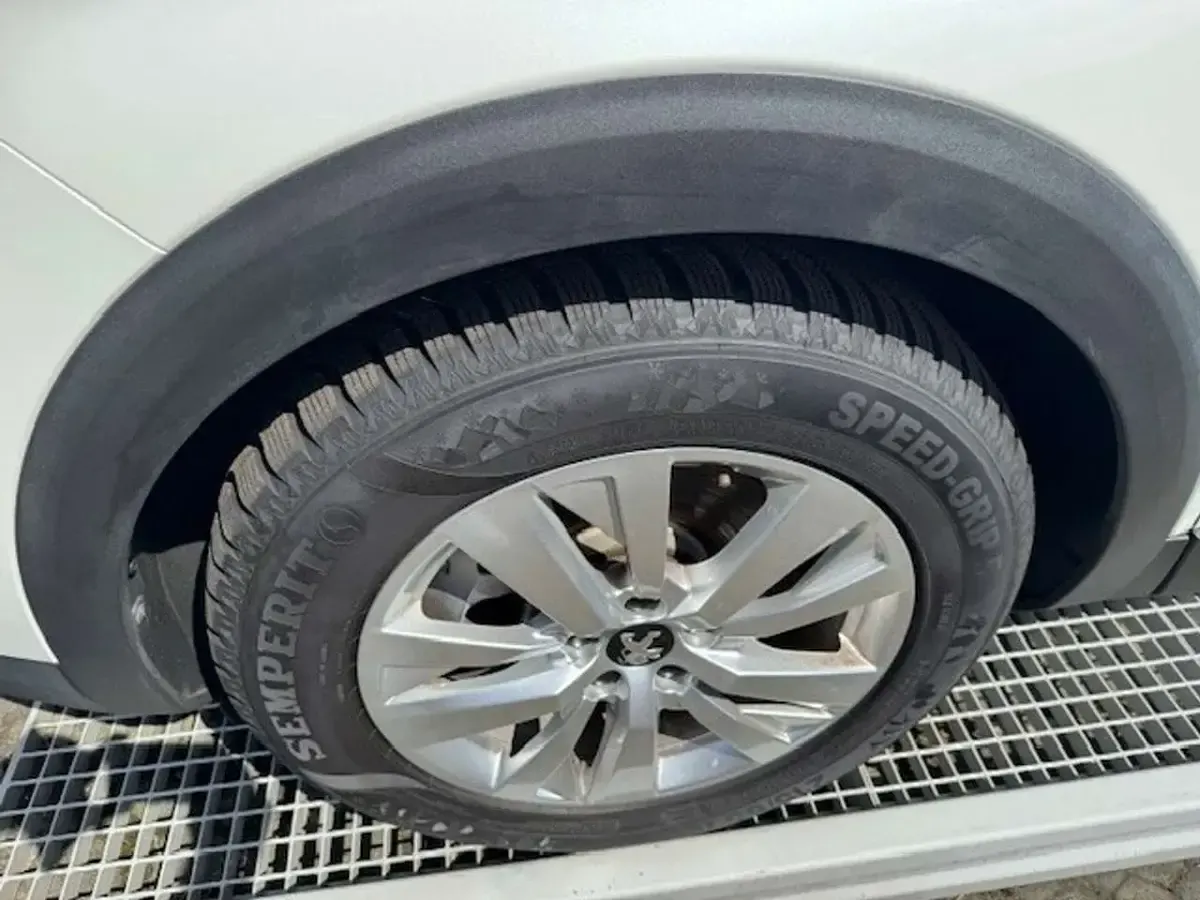 Gebraucht Peugeot 3008 Allure 224 PS (164 kW) 2022 Lack weiss perlglänzend/metall SUV