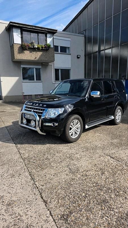 Schwarz Gebraucht 2016 Mitsubishi Pajero Diamant Edition SUV | 20.500 € - Bild 1/4