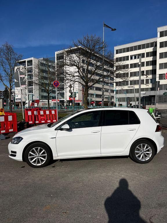 Gebraucht VW Golf VII LOUNGE 150 PS (110 kW) 2015 Weiß Limousine