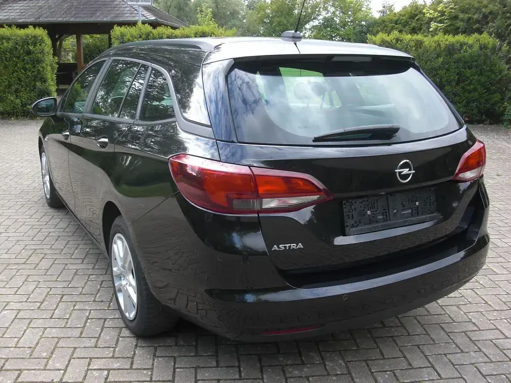 Używany Opel Astra Edition 105 KM (77 kW) 2022 Czarny Hatchback