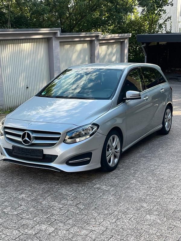 Silber Gebraucht 2017 Mercedes B180 Van / Kleinbus | 10.300 € (Superpreis) - Bild 1/4