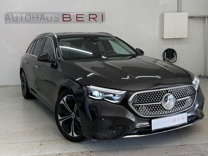 Grau Gebraucht 2024 Mercedes E300 Advanced Limousine | 49.999 € (Guter Preis) - Bild 1/4