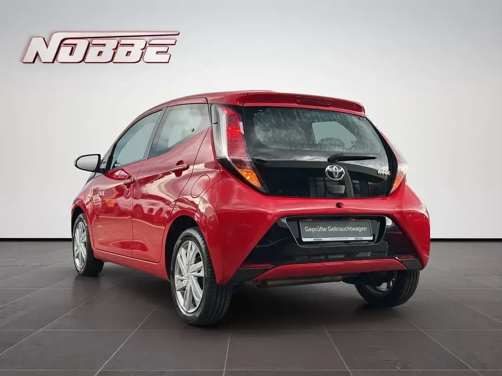 Gebraucht Toyota Aygo X-play 69 PS (50 kW) 2016 Vulcanorot Kleinwagen