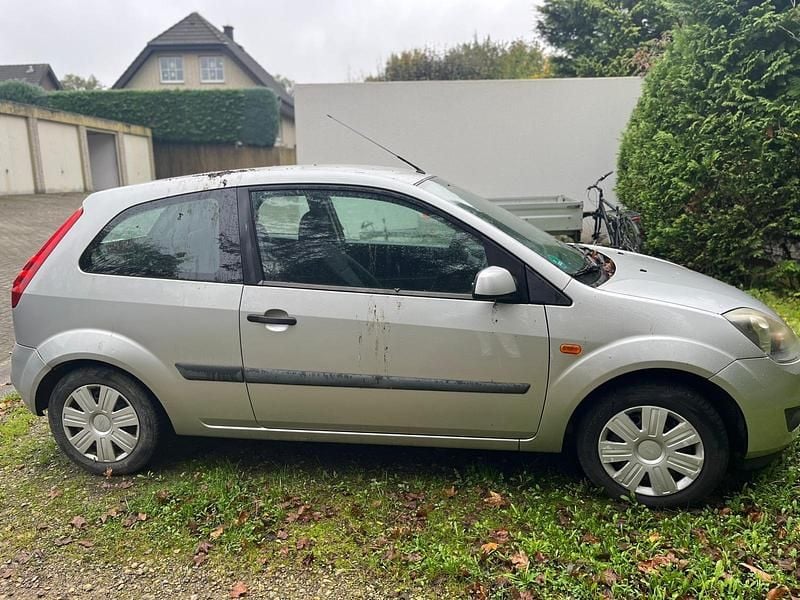 Gebraucht Ford Fiesta 85 PS (62 kW) 2006 Silber Kleinwagen