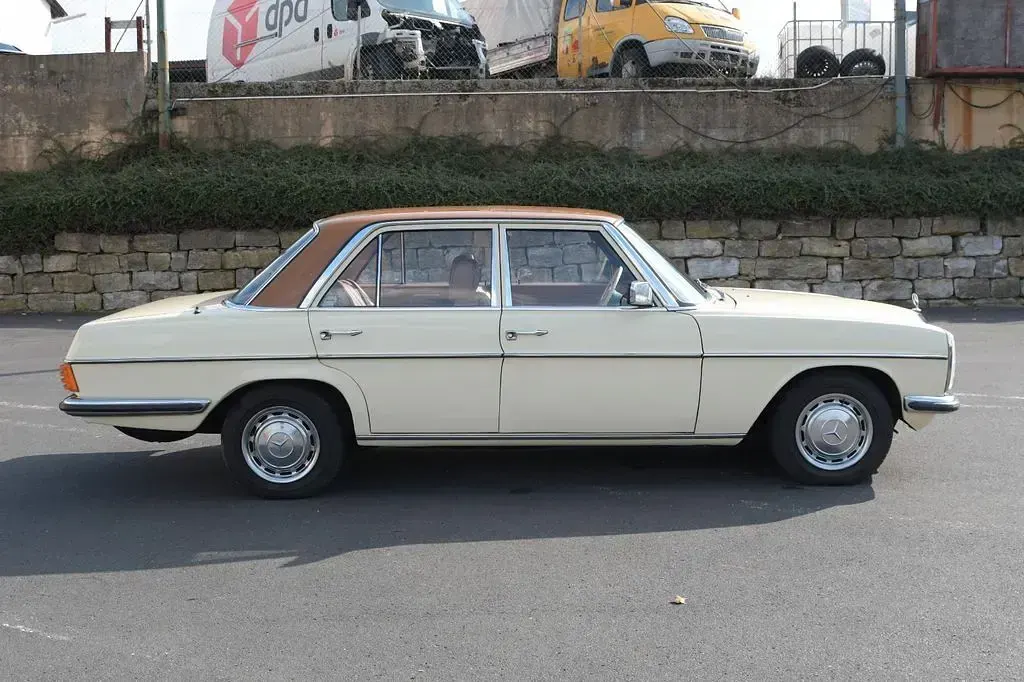 Gebraucht Mercedes W114 95 PS (69 kW) 1976 Beige Limousine