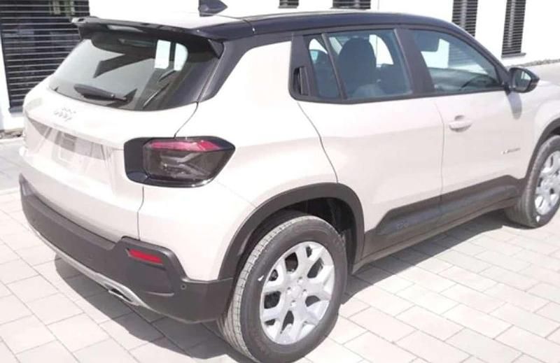 Neu Jeep Avenger Altitude 101 PS (74 kW) 2025 Platinum silver SUV