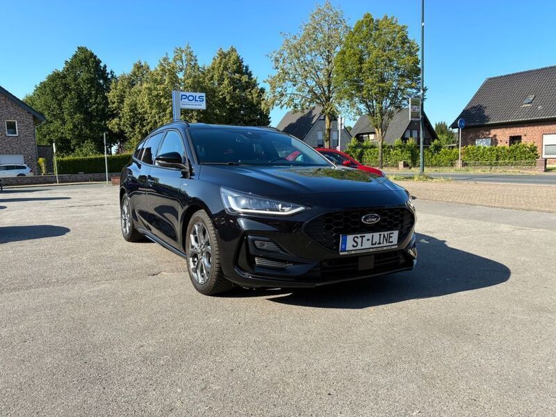 Schwarz Gebraucht 2023 Ford Focus ST-Line X Limousine | 22.990 € (Fairer Preis) - Bild 1/4